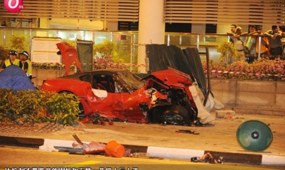 Kraupi „Ferrari 599 GTO“ avarija Singapūre
