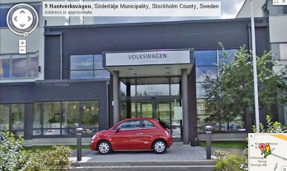 „Fiat 500“ prie centrinio „Volkswagen Sweden“ įėjimo