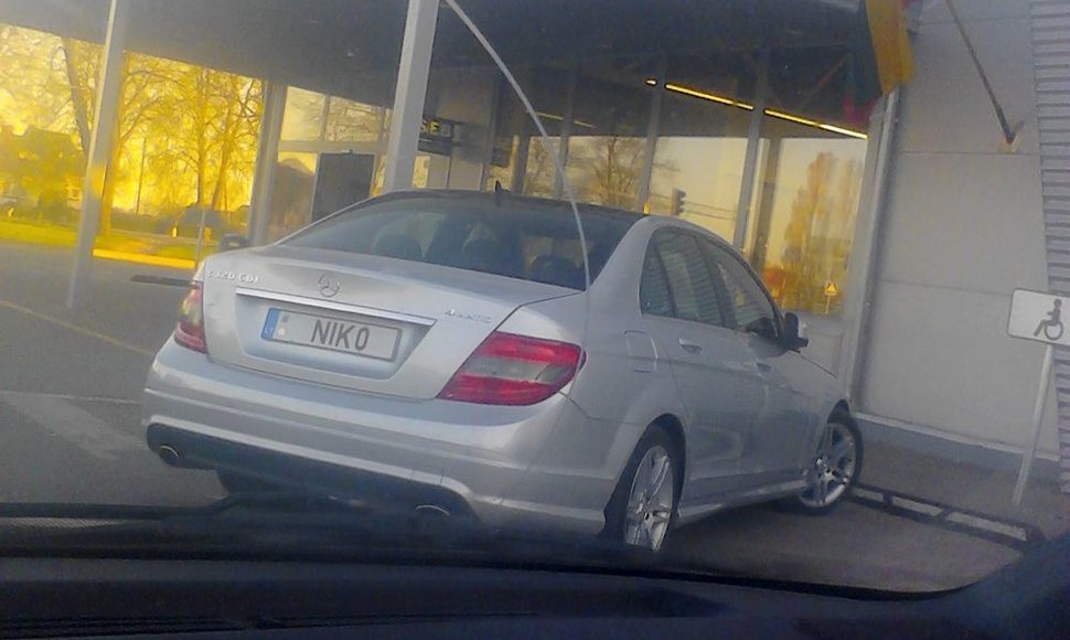 C klasės „Mercedes-Benz“ prie prekybos centro