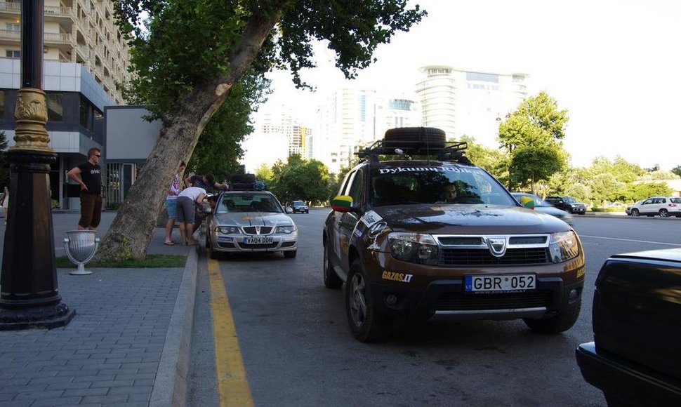 „Dykumų rijikai“. Nelegalus parkingas Baku gatvėje