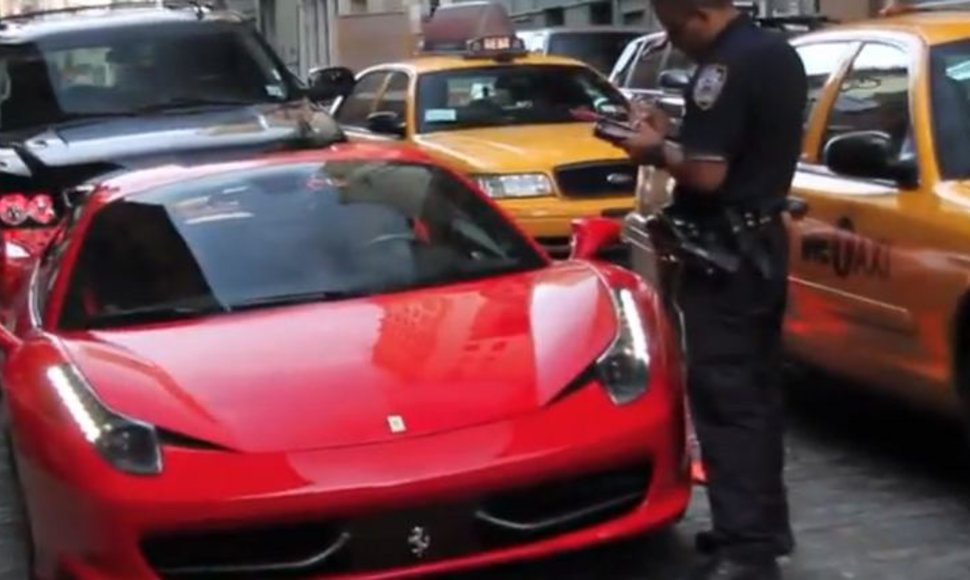 „Ferrari“ šeimininkas pervažiavo policininkui koją