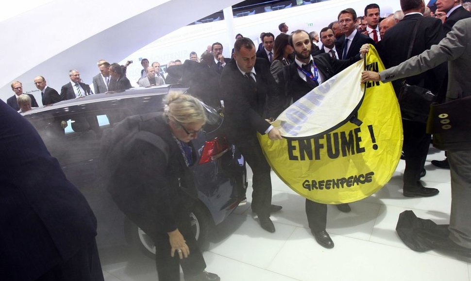 Paryžius 2012. „Greenpeace“ protesto akcija „Volkswagen“ stende