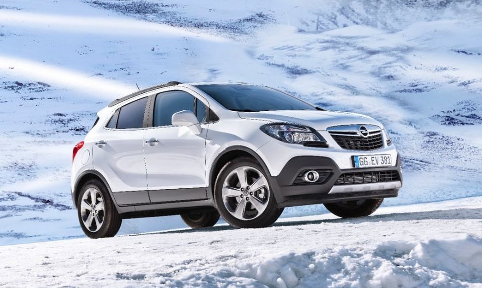 „Opel Mokka“ žiemos peizažuose