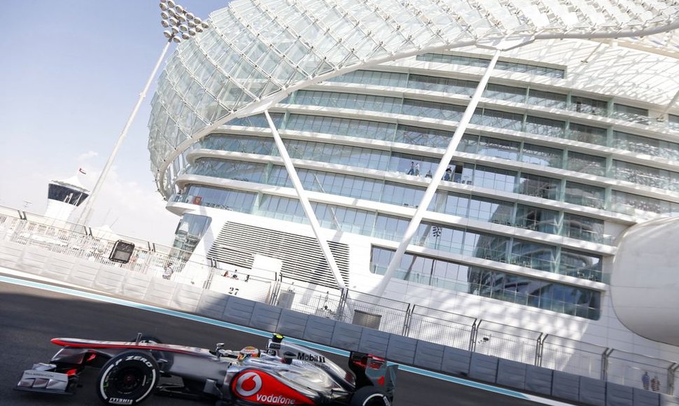 Lewisas Hamiltonas prie „McLaren“ bolido vairo Abu Dabio lenktynių kvalifikacijoje