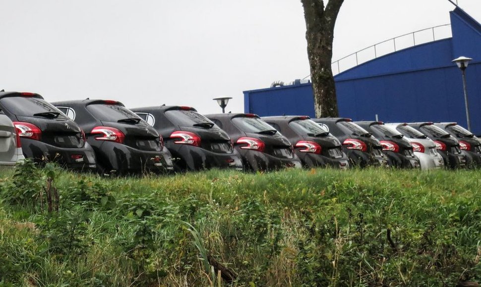 Eilė naujų „Peugeot“ automobilių