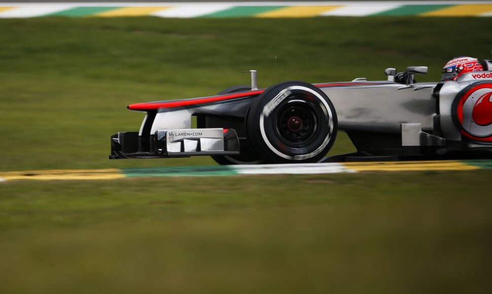 Lewisas Hamiltonas prie &bdquo;McLaren&ldquo; bolido vairo