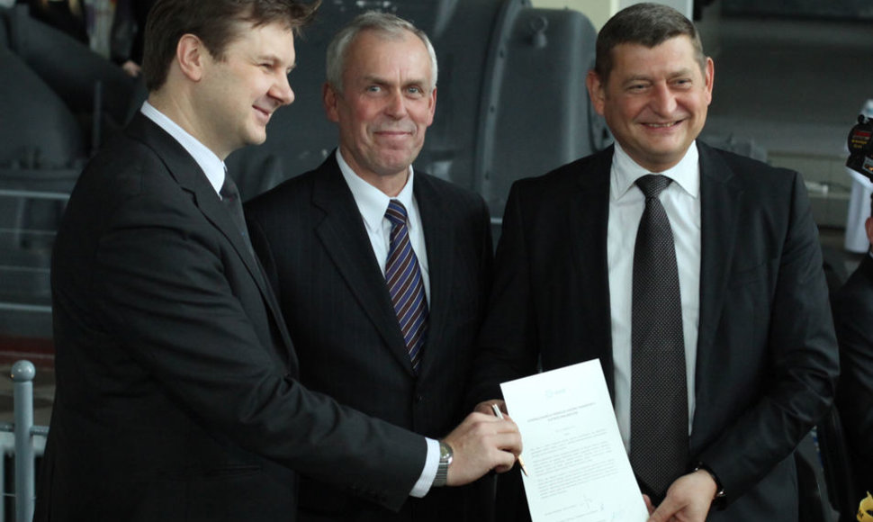 Sutartį pasirašė Andrius Vilkauskas (KTU), Rimantas Didžiokas (KU) ir Alvydas Nujėkas (Vėjo projektai)