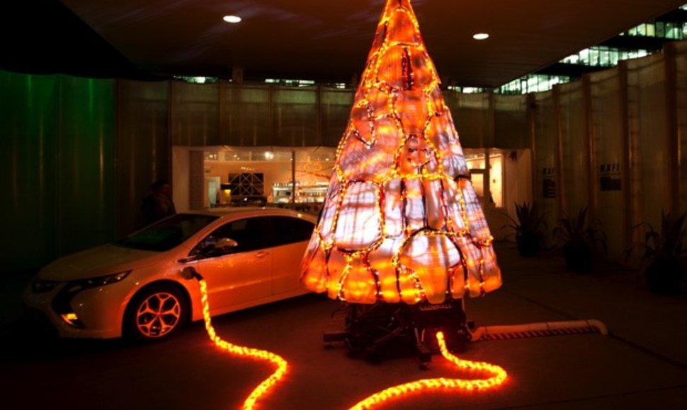 Kalėdinė eglutė pagamintia tik iš „Vauxhall Ampera“ dalių