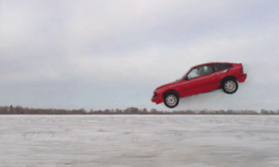 Laimio šuolis „Honda CRX“ automobiliu