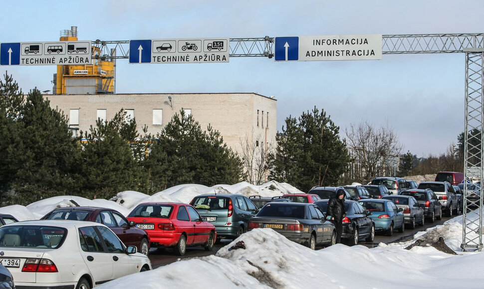 Prie „Tuvlita“ techninės apžiūros stočių – milžiniškos eilės