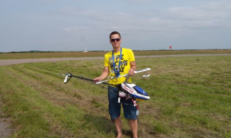 Marius Kuzma su sraigtasparnio modeliu.