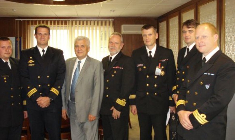 Klaipėdos miesto meras R.Taraškevičius kartu su operacijos "Open Spirit 2010" kapitonais.