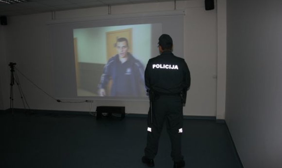 Nuo šiol Lietuvos policijos mokyklos kursantai turės galimybę treniruosis naudodamiesi realias situacijas imituojančia programa – lazeriniu treniruokliu.