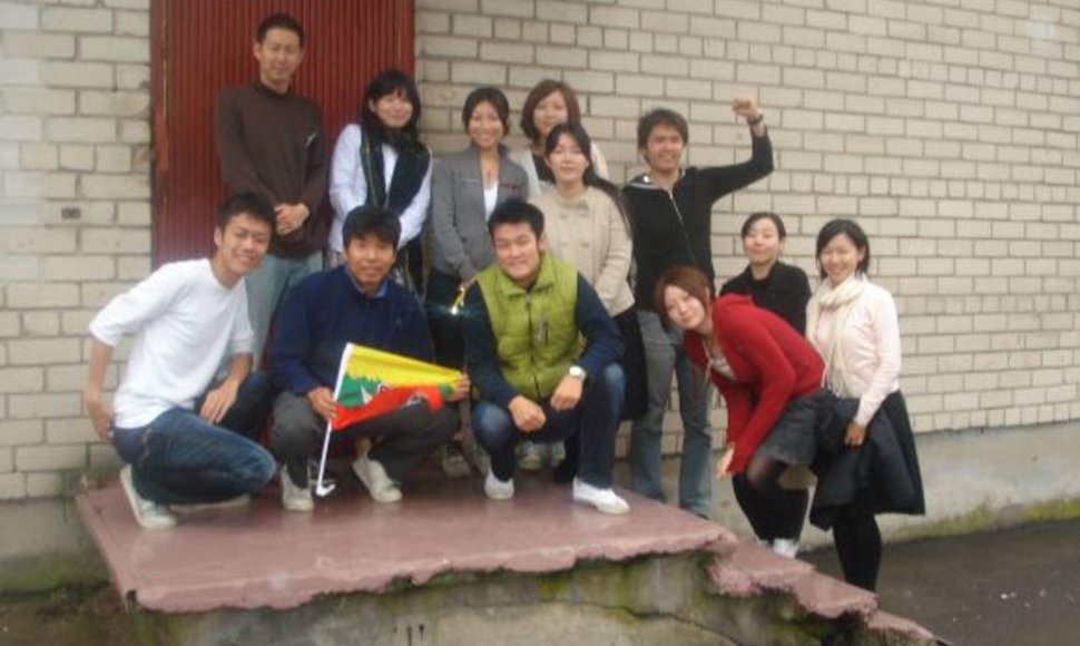 Pedagogikos studentai ir jauni mokytojai iš Japonijos domėjosi Lietuvos švietimo sistema, kultūra ir istorija, noriai bendravo su moksleiviais.