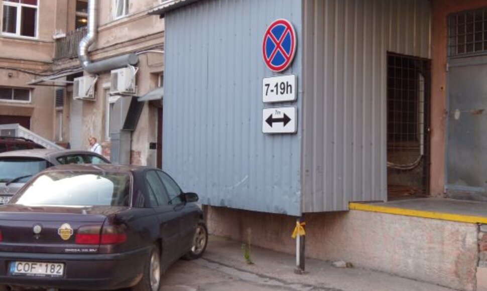 Ženklą, draudžiantį statyti automobilius septynių metrų į abi puses atstumu, parduotuvės savininkas sumontavo ant pastato sienos, nesuderinęs su uostamiesčio savivladybe.