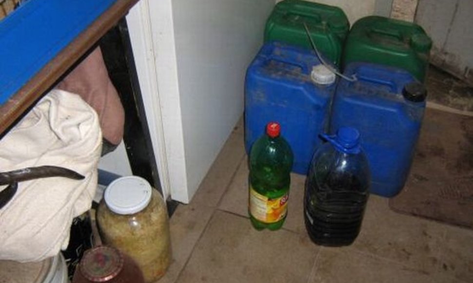 Sodyboje pareigūnai aptiko apie 40 litrų "naminukės".