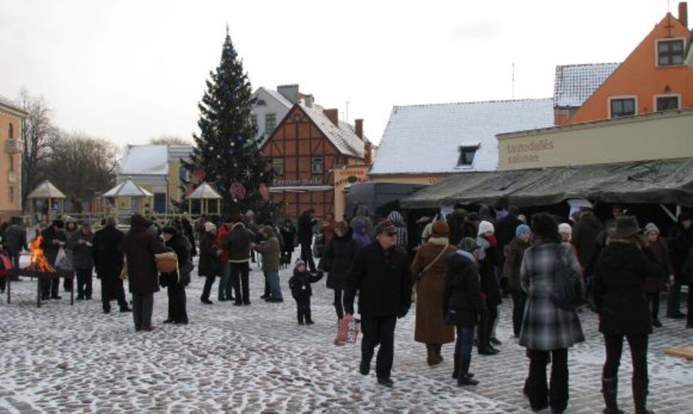 2009 m. vykusio tradicinio Kalėdinis Klaipėdos miesto žmonių susibūrimo teatro aikštėje akimirka.