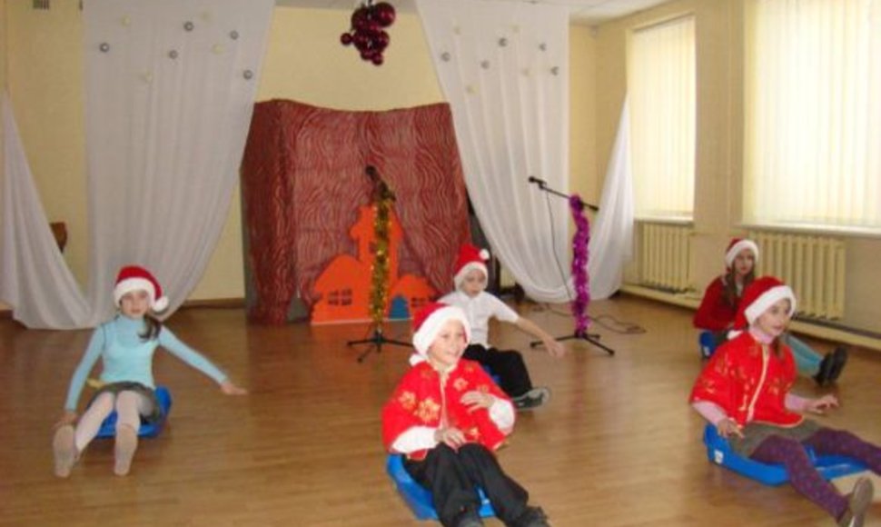 Vaikai svečiams paruošė nuotaikingą pasirodymą.