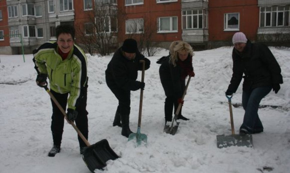 L.Šukytė (pirma iš kairės) su būriu kaimynų į talką išsiruošė nuo ankstaus ryto, esą, tai ne pirmi metai, kai jie savo kiemą nuo sniego išsivalo patys. 
