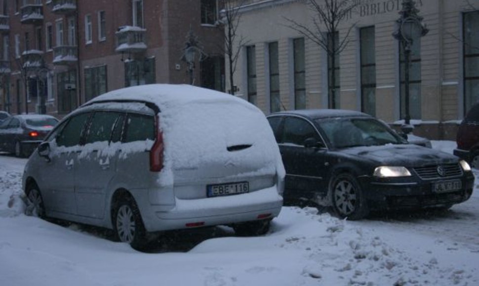Automobilius dengė sniego ir ledo sluoksnis.