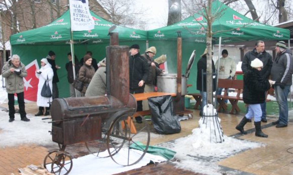Savaitgalį Palangoje poilsiautojų laukė 100 litrų žuvienės – vienas iš tradicinių būsimos šventės „Palangos stinta 2011“ gardumynų.