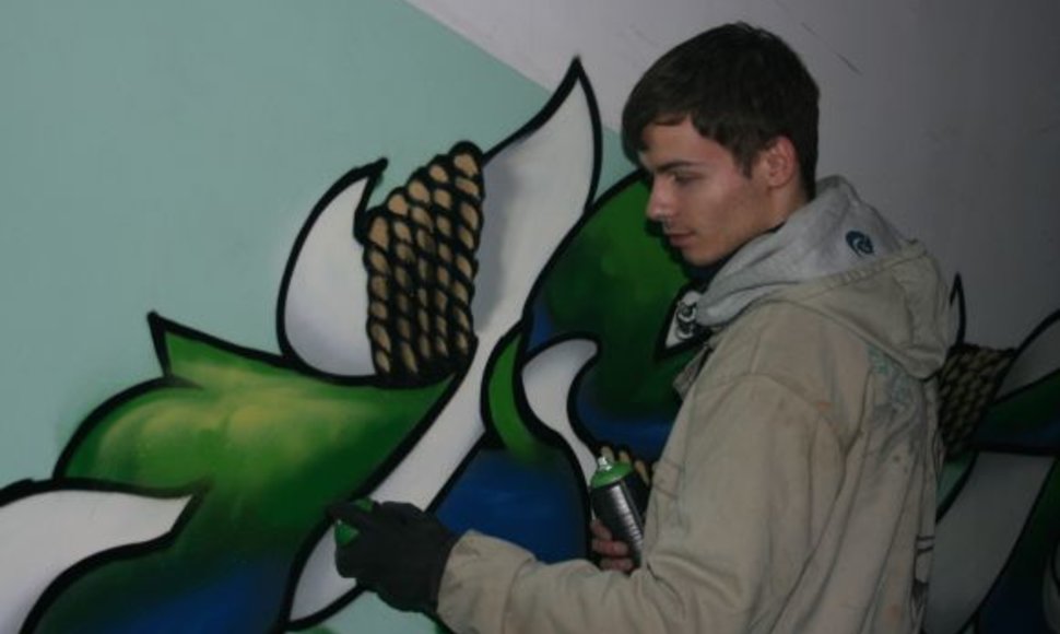Marinistiniais motyvais sienas gražinantis E.Gužauskas paauglius nori išmokyti tinkamai piešti „graffiti“, kad jie kurtų ne tepliones, o įdomius piešinius 