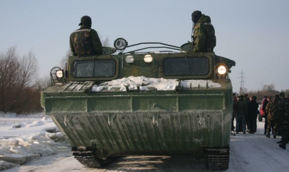 Rusnės gyventojai kariškių amfibija keliami dukart per dieną: ryte ir vakare. 