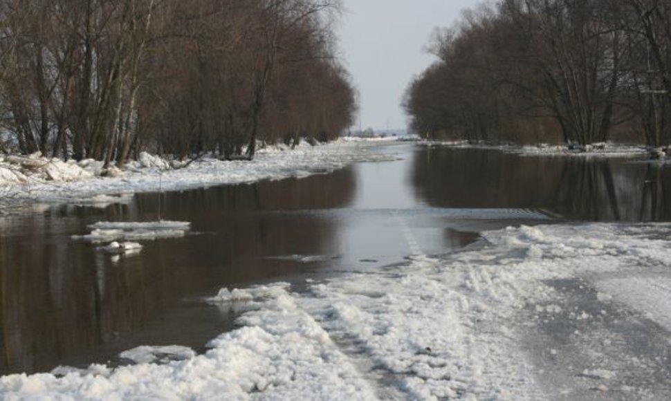 Polaidžio apsemtas kelio Šilutė-Rusnė ruožas.