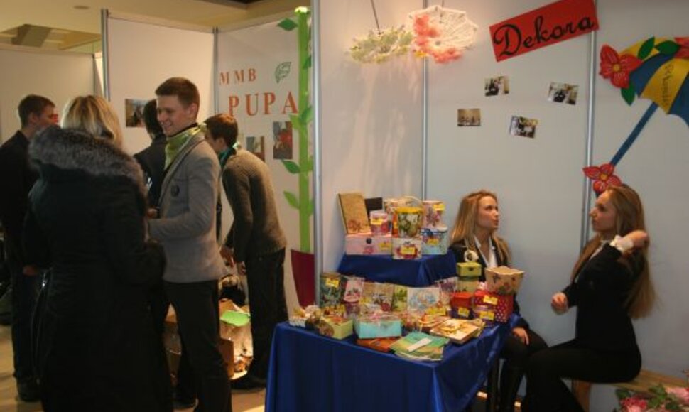 Mugėje jaunieji verslininkai pristatė įvairią savo rankomis kurtą produkciją.