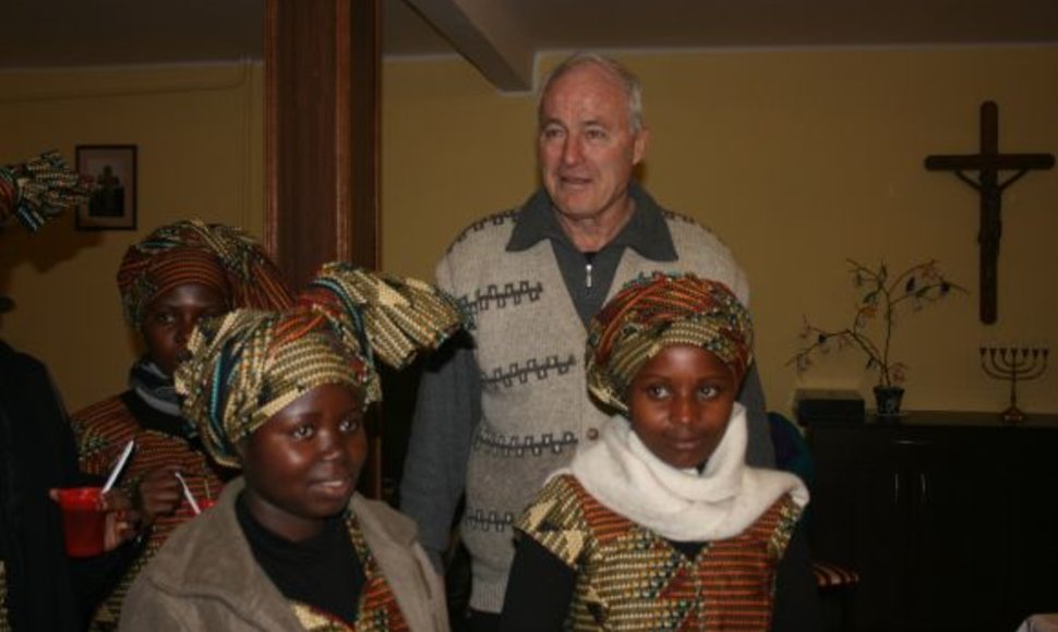 Kun. Hermanas Šulcas su auklėtiniais iš Ruandos.