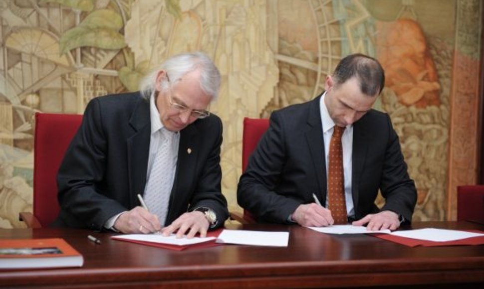 Sutarties pasirašymo akimirka. Iš kairės: KU rektorius Vladas Žulkus ir „Klaipėdos nafta" generalinis direktorius Rokas Masiulis. 