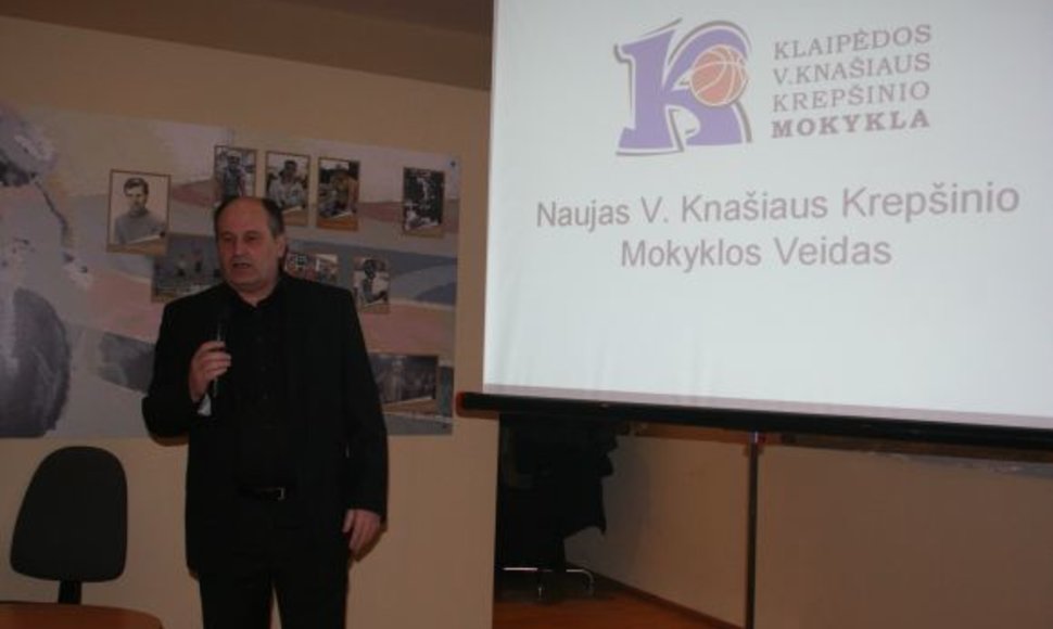 S.Kaupys pristatė naująjį V.Knašiaus krepšinio mokyklos ženklą.