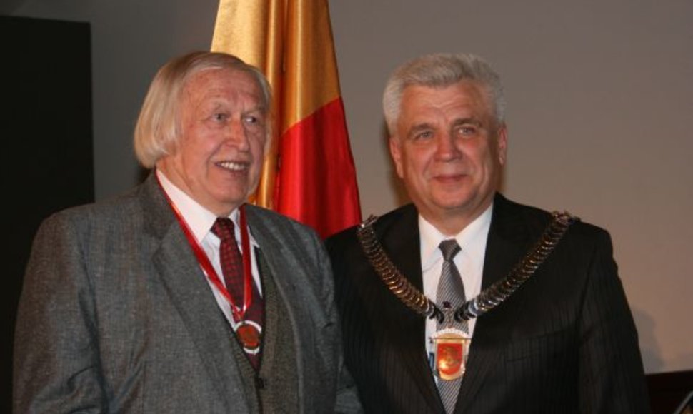 Bernardui Aleknavičiui (k.) įteikė Klaipėdos miesto meras Rimantas Taraškevičius.