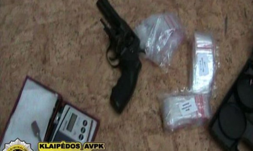 Nusikaltimo užsakovo namuose rastas revolveris ir narkotinių (psichotropinių) medžiagų. 
