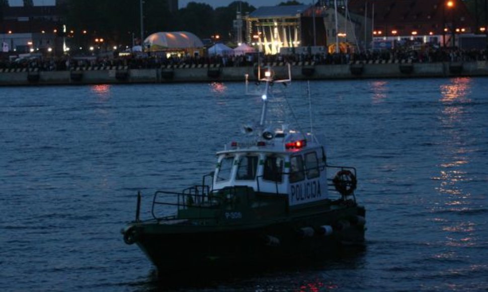 Laivų eismą saugojo vandens policija. 