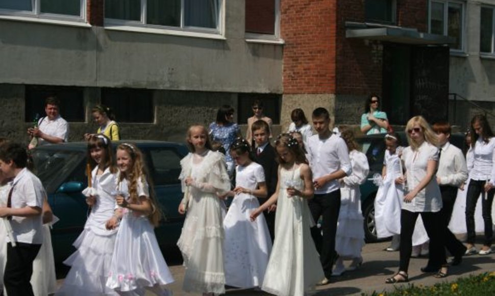 Būsimos bažnyčios šventinimo apeigų metu pirmąją komuniją priėmė 240 vaikų.
