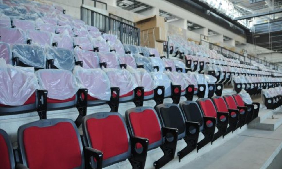 Klaipėdos arenos architekto sprendimu stacionarios, atverčiamos kėdės pasirinktos trijų spalvų: juodos, pilkos ir raudonos.