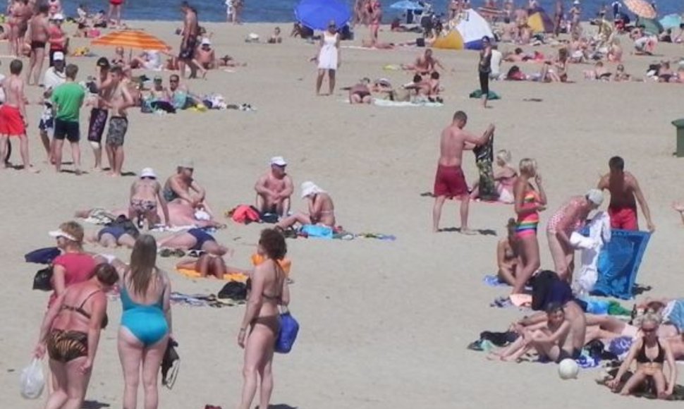 Ko gero, netrukus Palangos paplūdimiuose poilsiautojus merginos teps kremu nuo saulės. 
