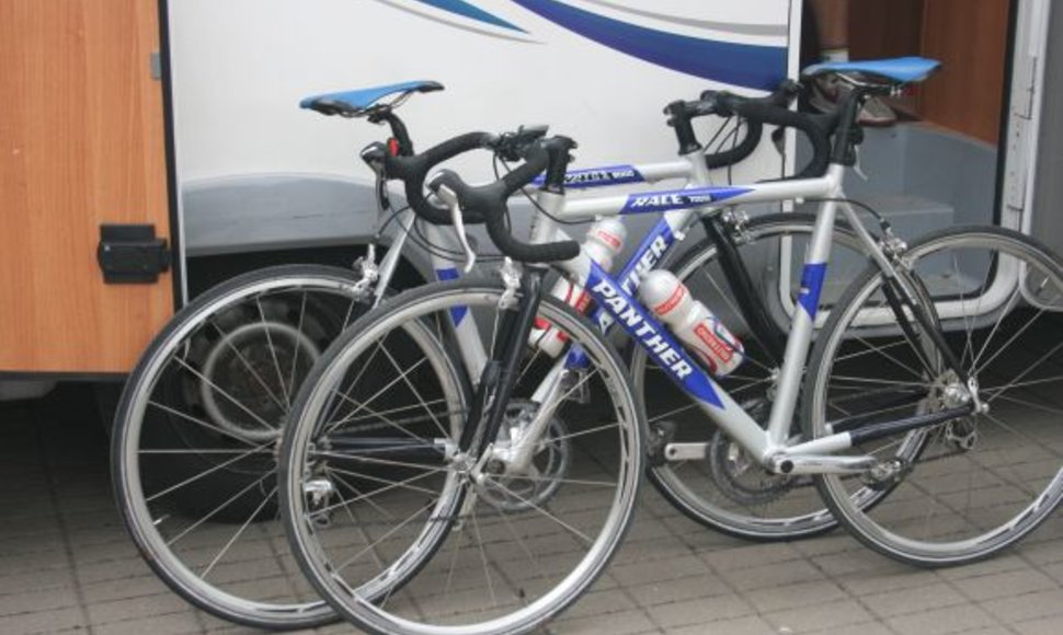 Lietuvoje surinkti dviračiai, kuriais vaikinai sieks rekordo.