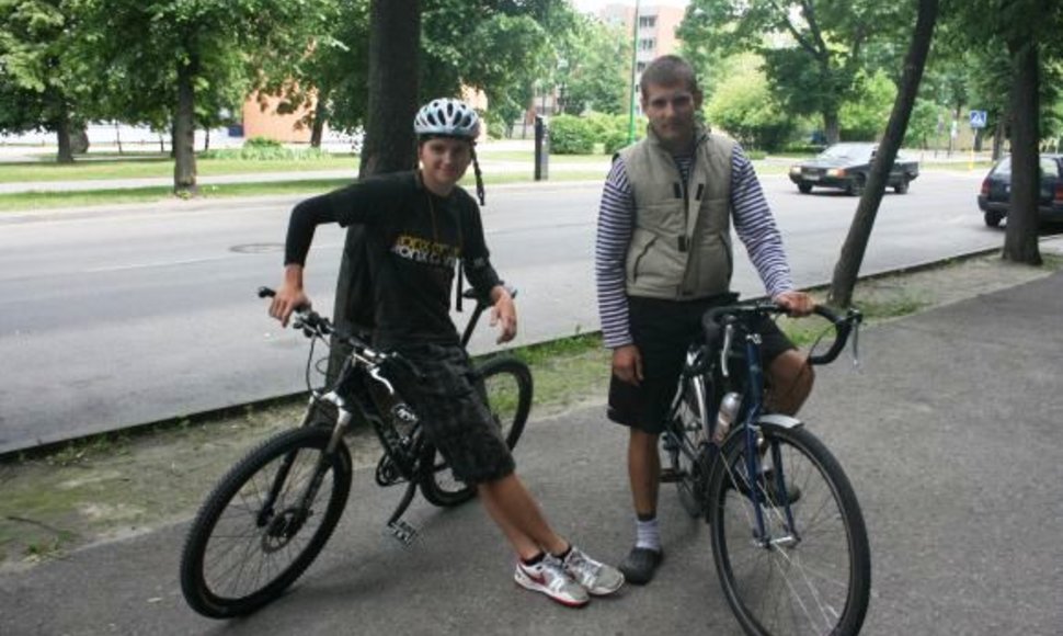 „Spausim, kiek galėsim“, – sakė dviračių žygio aplink Lietuvą rekordo siekiantys Remigijus Balandis (kairėje) ir Marius Puluikis.