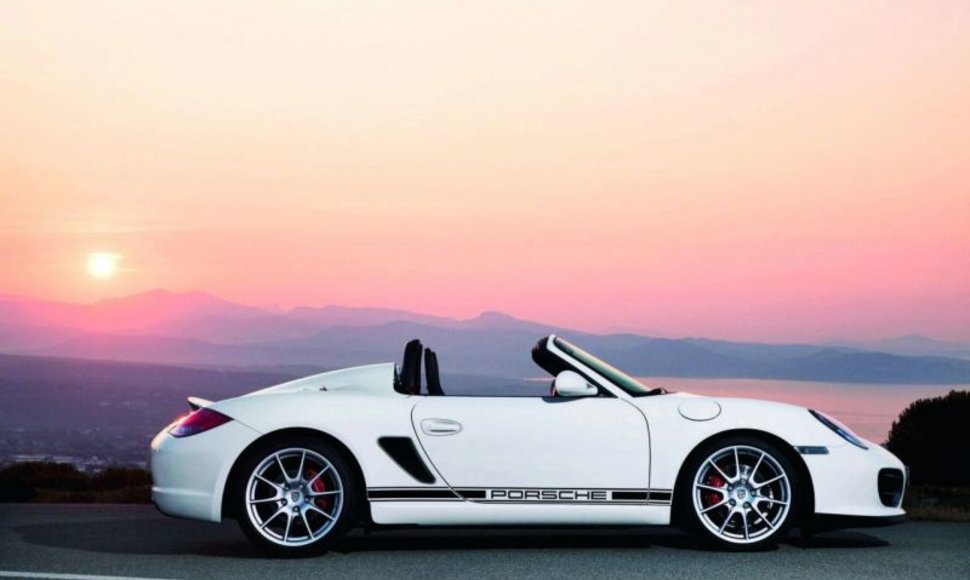 „Porsche Boxster Spyder“ taikosi į superautomobilių gretas