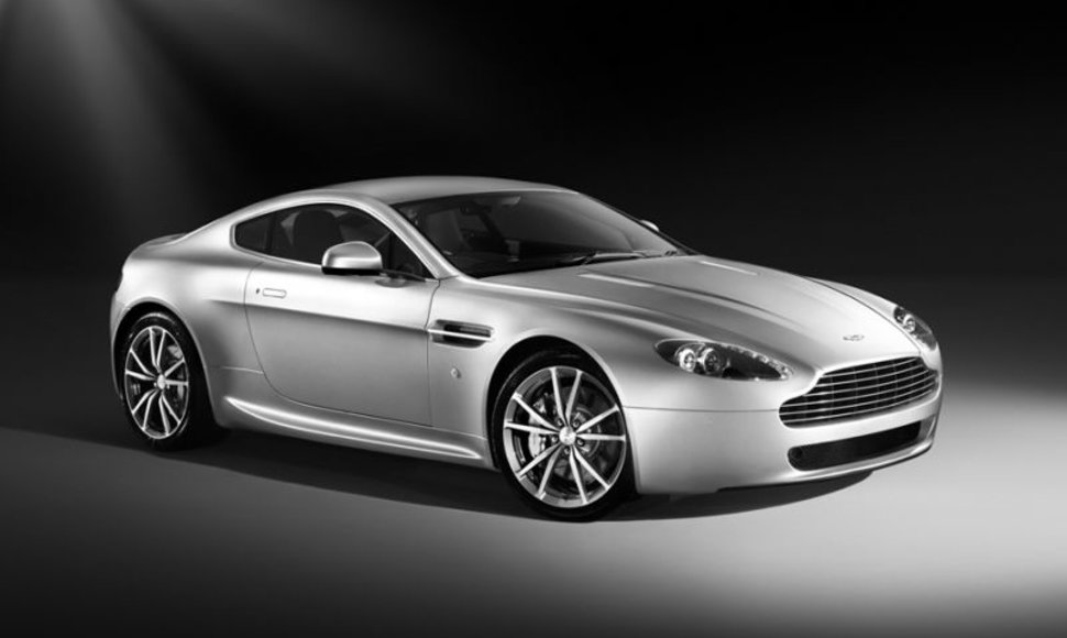 „Aston Martin V8 Vantage“ – kukliai atnaujintas