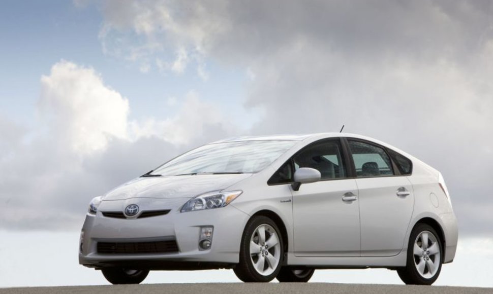 „Toyota“ pardavė virš 2 milijonų hibridinių modelių