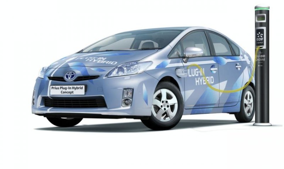 „Toyota Prius Plug-in Hybrid“ koncepcijai prireiks elektros lizdo