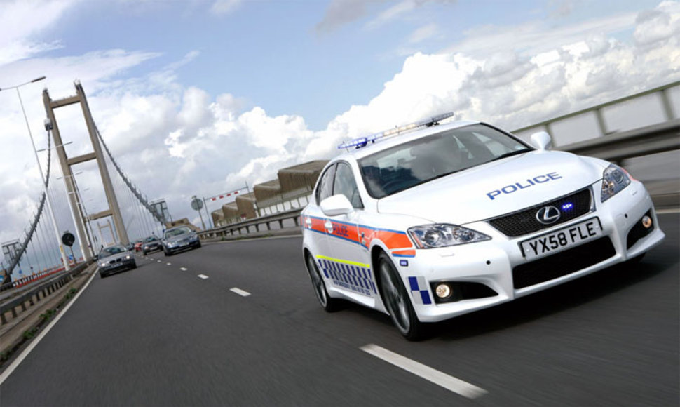 Britų policininkai ginkluojasi „Lexus“