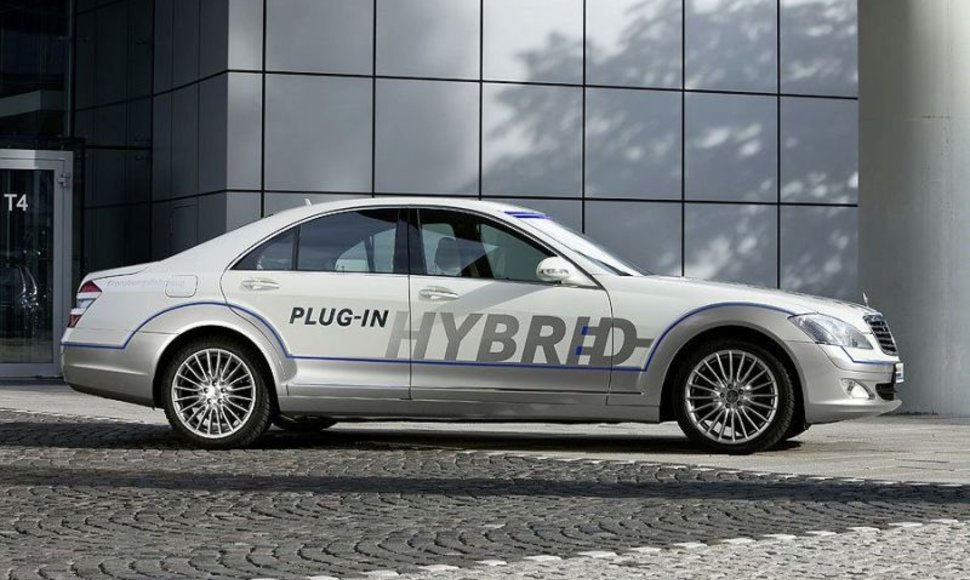 „Mercedes-Benz Vision S 500 Plug-in HYBRID” – pavydėtinai ekonomiškas