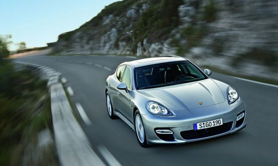 „Porsche Panamera“ – jau greitai pardavimo salonuose
