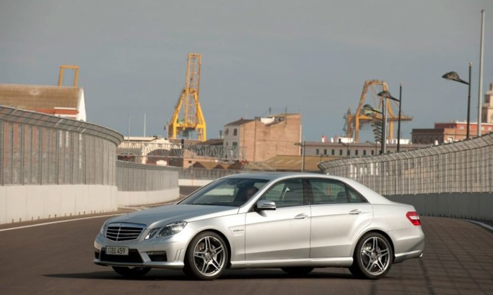Naujasis „Mercedes-Benz E63 AMG“ – greitas kaip vėjas