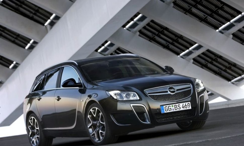 „Opel Insignia OPC Sports Tourer“ – žvėris universalo kailyje