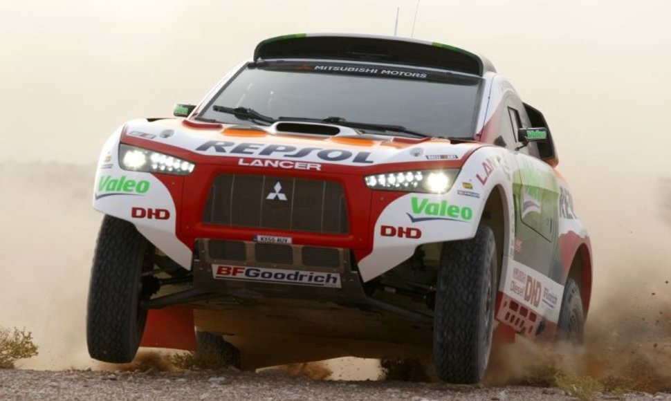 „Mitsubishi“ traukiasi iš dykumų lenktynių